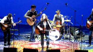 PATTI SMITH & Her Band - "Beneath the Southern Cross" (acoustic @Burgtheater 2011)