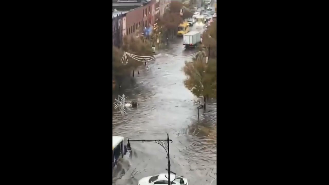 New York sotto il diluvio: temporali e strade allagate fermano la città