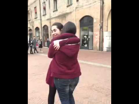 Il pigmentary nota la lotta Ombre gialle su una faccia con lentiggini