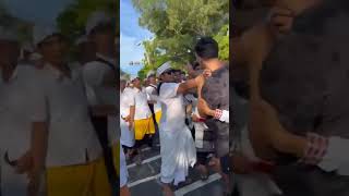 Download lagu Foreigner respects Bali by getting hugged by locals. mp3 Download lagu Foreigner respects Bali by getting hugged by locals. mp3