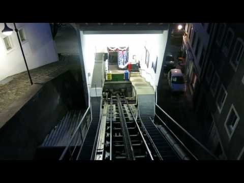 Standseilbahn 1700.01 Fribourg Neuveville - St. Pierre Talfahrt nachts Funiculaire