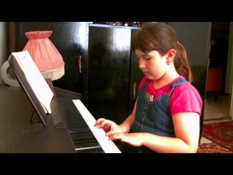 Bianca Dinică - Dansul păpuşilor (la pian)