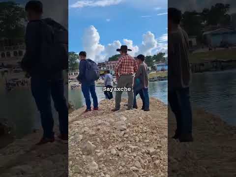 Ferry colapsa en Sayaxche Peten cuando un trailer  cae al Rio la Pasión