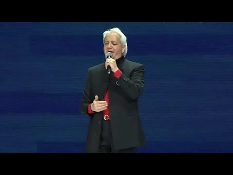 Benny Hinn sings "Espíritu Santo Bienvenido A Este Lugar"