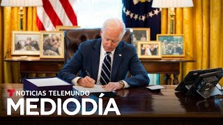 Biden firma el plan de estímulo económico que incluye cheques de $1,400 | Noticias Telemundo