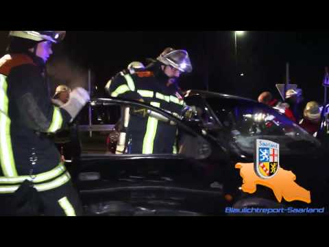 Schwerer Verkehrsunfall in Dillingen - Feuerwehr schneidet Patient aus Auto