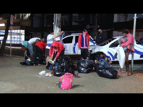 Voluntários distribuem roupas a moradores de Rio Claro