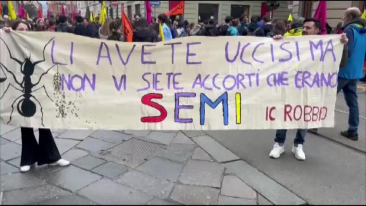 "Li avete uccisi, ma erano semi". Lo striscione al corteo di Libera contro le mafie a Torino