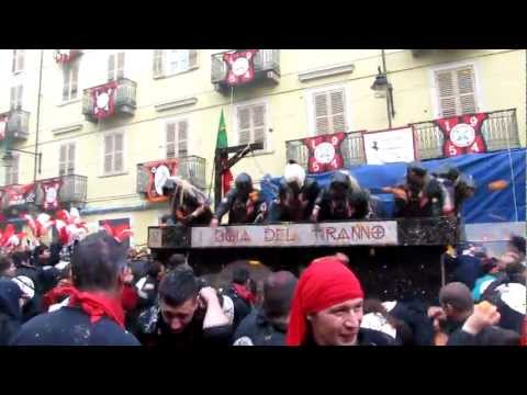 Gli aranceri della Morte in tiro alla Battaglia delle Arance, 19/02/2012.