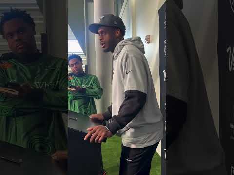 Geno Smith apologizes for making obscene gesture toward fans Sunday