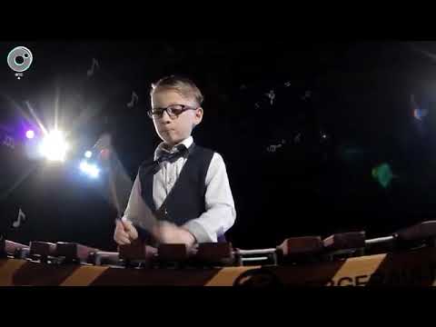 ילד מוכשר מנגן את "הקוקייה" של לואי קלוד דאקן על קסילופון