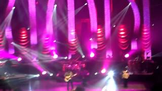 Un beso- Duelo en vivo