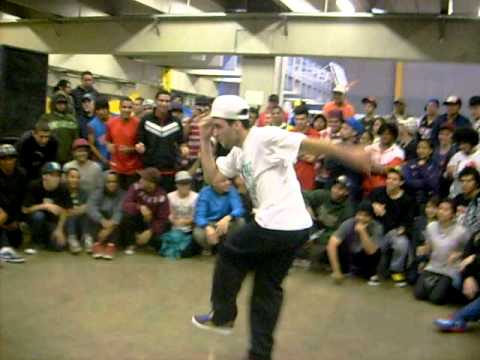 breaking the floor 2010--YAN (all the most) vs Puber (street breakers) Parte 1