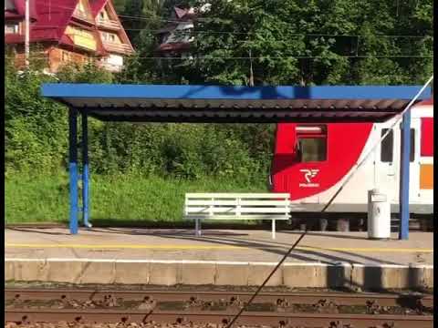 22.08.2020 ED72-010 podczas odjazdu z Zakopanego w wakacyjne słoneczne popołudnie