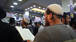 אומן ערב ראש השנה התשפ"ה: כל סוגי האנשים והכיפות התקבצו ובאו לזעוק אל המלך ולפעול ישועות לעם ישראל..