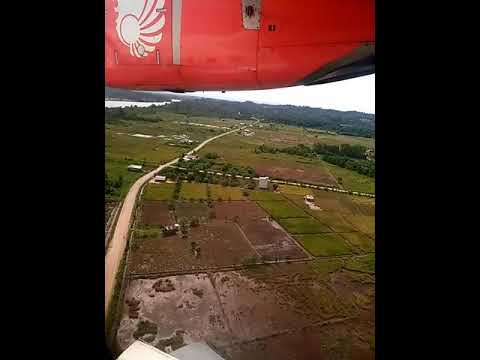 Pesawat ATR 72-600 Landing di Bandar Udara Kalimarau Teluk Bayur, Beurau, Kalimantan Timur.