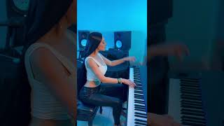 Download lagu Lola - AC/DC Thunderstruck (piano) mp3