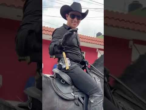 EL QUE COMPARTE EL VIDEO AFIRMA QUE ES EN SANTA ROSA GUATEMALA,  UN GRUPO DE PERSONAS ARMADAS