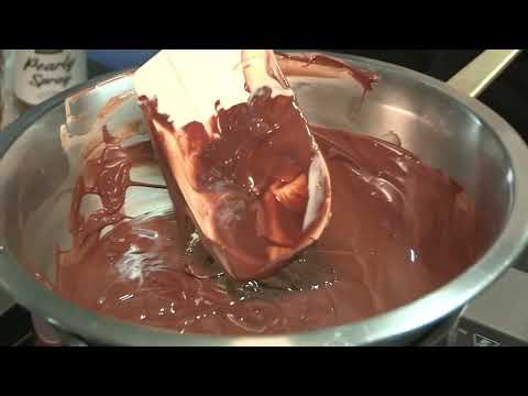 Chef Giancarlo Lo Giudice Preparazione torrone di mandorle tostate e cioccolato fondente