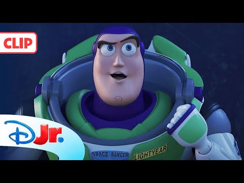Buzz entra en acción para cruzar la feria | Toy Story 4 | Disney Junior Oficial