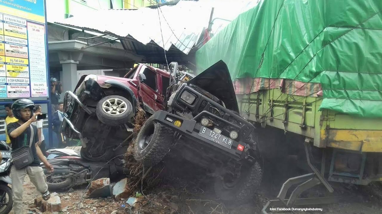 Diduga Rem  Blong  Truk  Kecelakaan Maut hingga Tabrak 