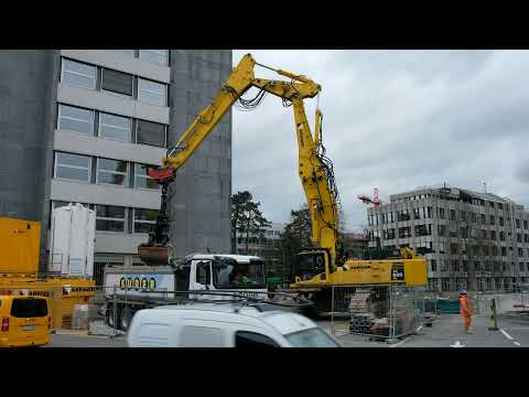 Komatsu PC800 UHD Loading Truck