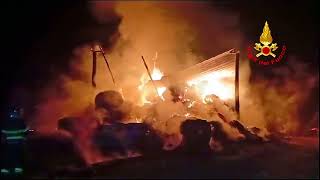 incendio-deposito-a-morra-de-sanctis-l-intervento-dei-vigili-del-fuoco