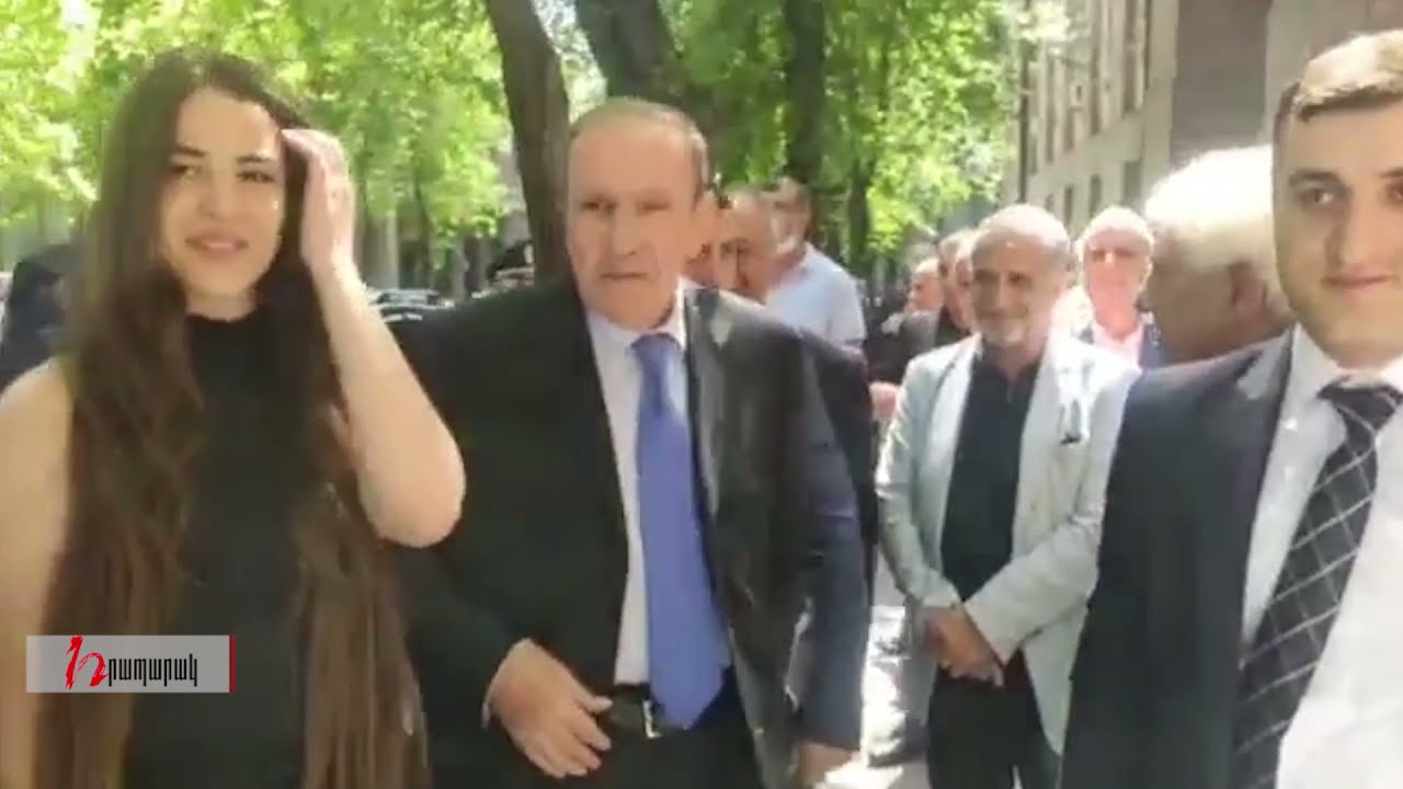 Եկեք Ձեզ գրկեմ. Լևոն Տեր Պետրոսյանին դիմավորեցին ծափերով և «Լևոն, Լևոն» վանկարկումներով