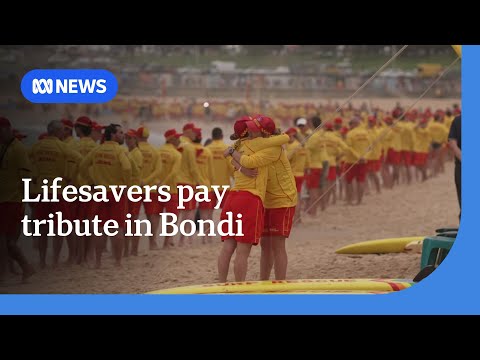 Hundreds of lifesavers hold silent vigil for victims of Bondi terrorist attack | ABC NEWS