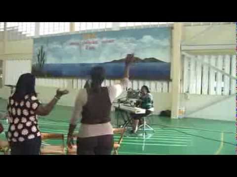 Veanira Reed Nos ta huntu aki nan Alabando Senjor