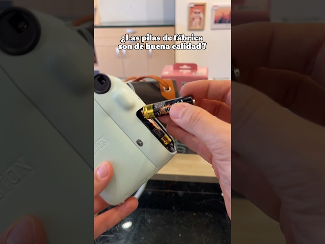 Vídeo relacionado con Riosin Accesorios compatibles con la Cámara Fujifilm Instax Mini 12, incluidos Funda Mini 12, álbumes, Filtros, Marcos y Pegatinas (Flor Rosa)
