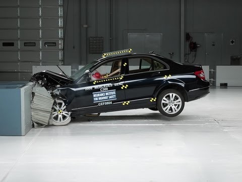 2008 Mercedes-Benz C-Class moderate overlap IIHS crash test