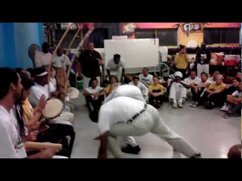 Mestre João Grande jogando Professor Salim em Homenagem ao Mestre João Pequeno