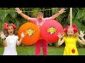 Nastya Dan Ayah Sedang Popping Balon Dengan Kejutan