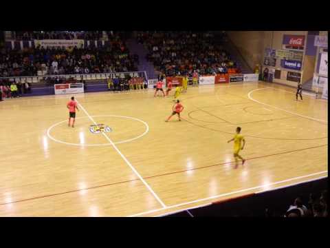 Didac muy atento corta el pase de Matamoros a Iago Míguez