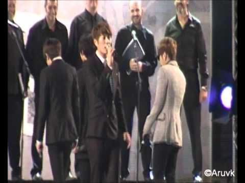 [FANCAM]110920 B2ST performing Fiction