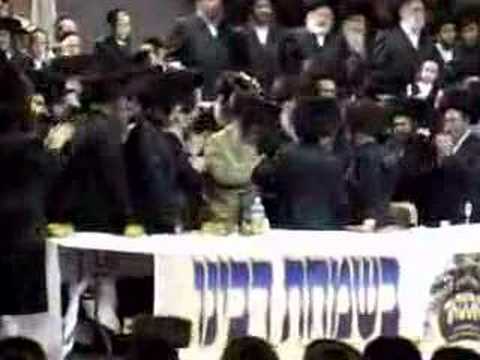 Satmar rabbi with the Bobov'er rabbi dancing