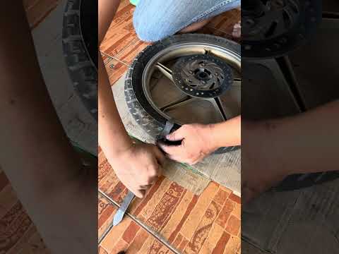 เคล็ดลับการกดยางลงจากขอบล้อ #youtubeshorts #motorcycle #diy #motorbike