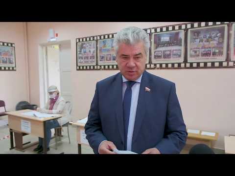 Виктор Бондарев 30 июня посетил два участка для голосования в городе Кирове