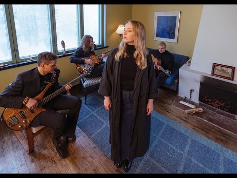 Annika Letto - Mä luovutan [Virallinen musiikkivideo]