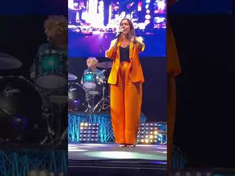 Chiara Canzian canta “notte a sorpresa “ con Red Canzian