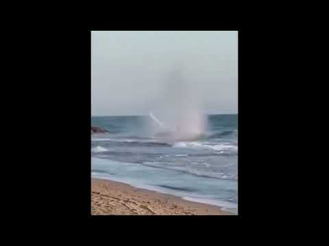 Paura a Marina di Minturno, ultraleggero cade in acqua