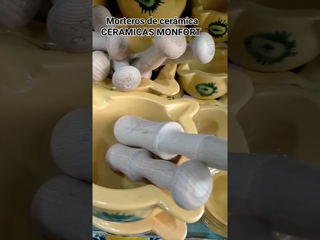 Vídeo relacionado con Mortero rustico de Cerámica Amarillo 13cm con Mano de Madera 16cm, Diseño Tradicional con Decoración Verde