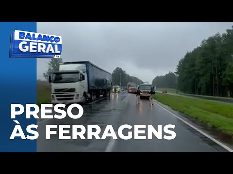 Acidente em Piraquara, envolvendo dois caminhões, deixa uma vítima gravemente ferida