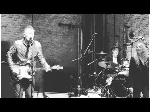 Patti Smith brought out Michael Stipe & Bruce Springsteen at Beacon Theatre (watch)