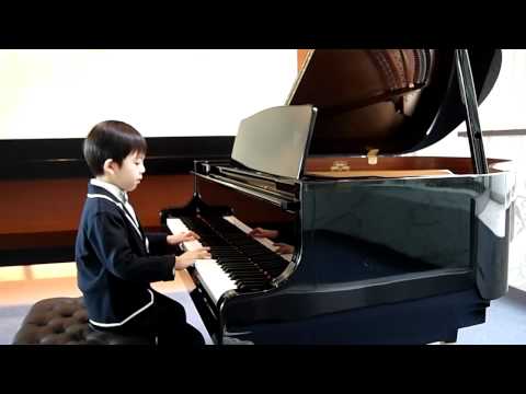 6 years old boy playing piano - Bach