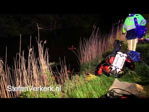 Auto te water na botsing met boom Kanaalweg Epe - ©StefanVerkerk.nl