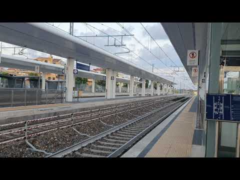 Intercity in transito alla stazione di Ladispoli - Cerveteri