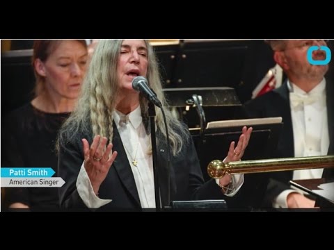 Patti Smith blanks out during Nobel Prize performance