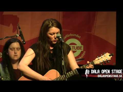 Emelie Lööf med band